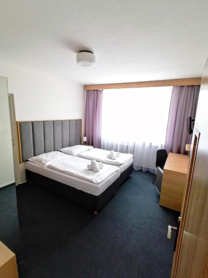 Horsky Hotel Jelenovska S Bazenem V Cene Валашске-Клобоуки Экстерьер фото