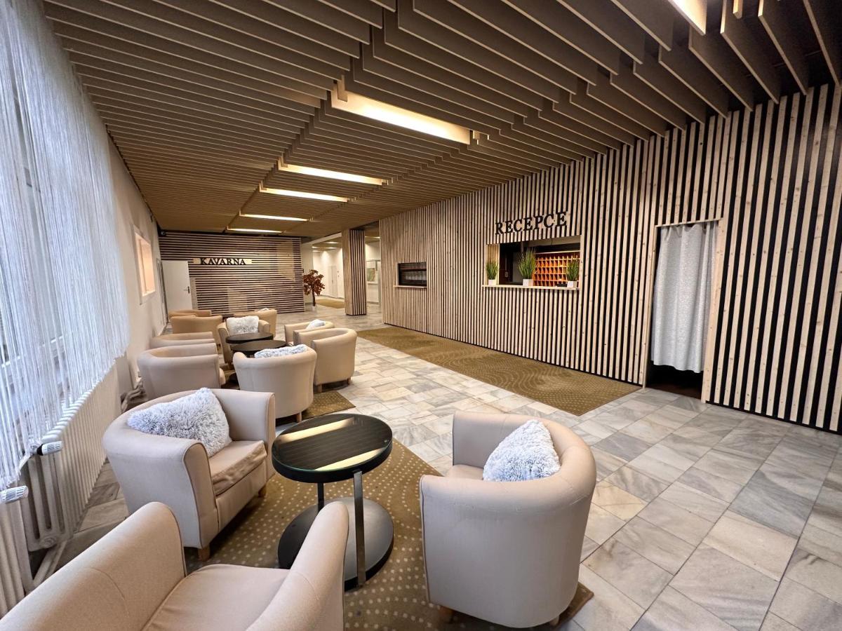 Horsky Hotel Jelenovska S Bazenem V Cene Валашске-Клобоуки Экстерьер фото