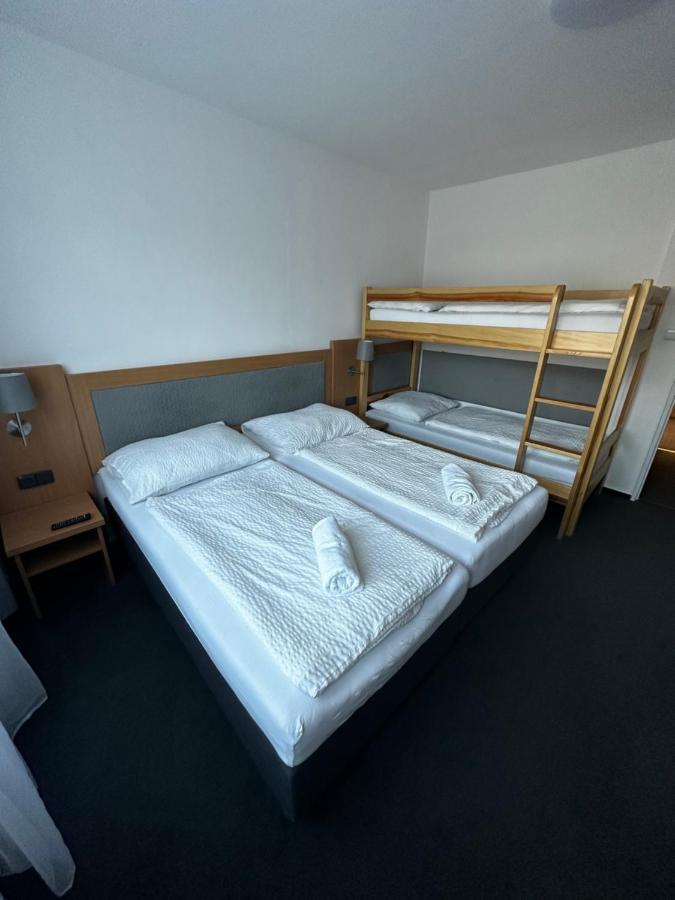 Horsky Hotel Jelenovska S Bazenem V Cene Валашске-Клобоуки Экстерьер фото