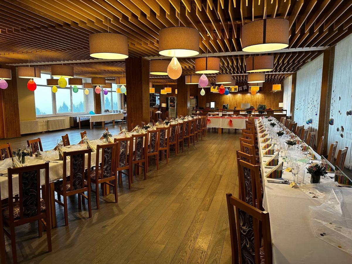 Horsky Hotel Jelenovska S Bazenem V Cene Валашске-Клобоуки Экстерьер фото