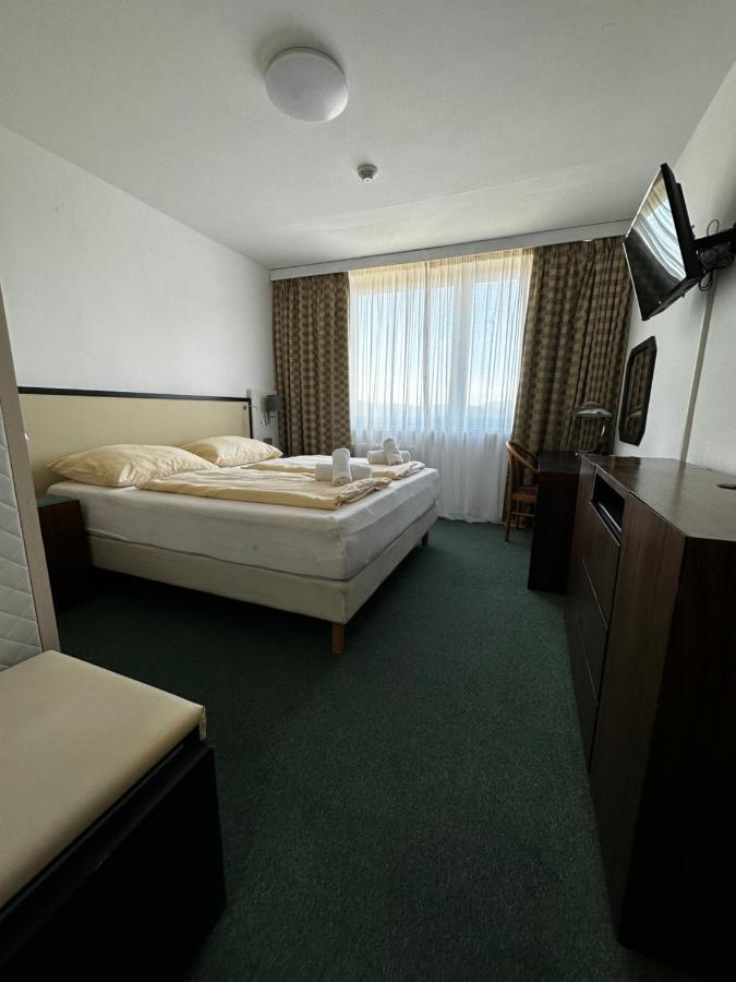 Horsky Hotel Jelenovska S Bazenem V Cene Валашске-Клобоуки Экстерьер фото