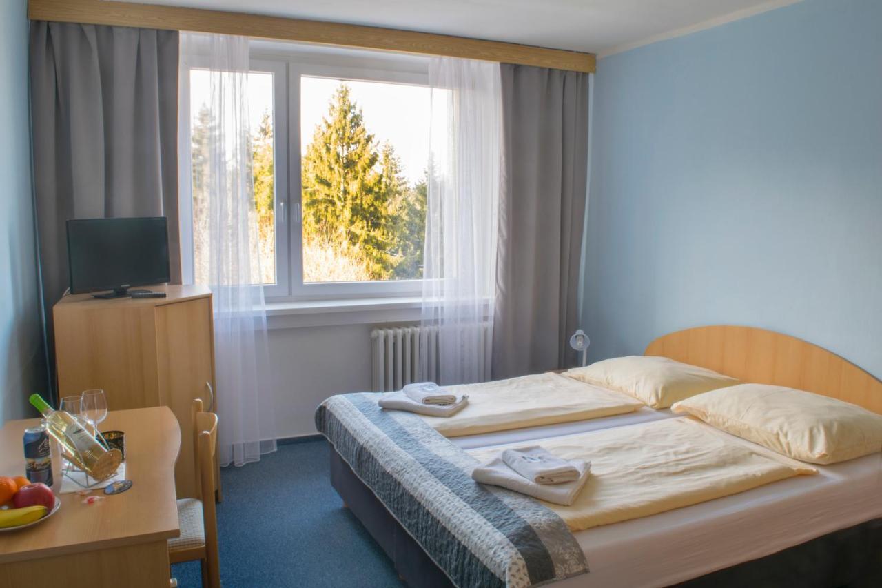 Horsky Hotel Jelenovska S Bazenem V Cene Валашске-Клобоуки Экстерьер фото